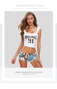 Dettaglio degli shorts in denim estivi con motivi bandiera USA e orlo strappato usurato