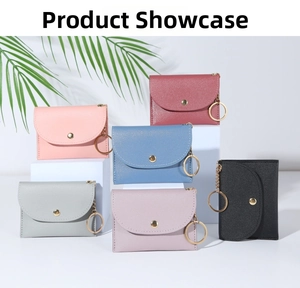 Détail de porte-cartes en cuir PU multicolore avec fermoir doré et porte-clés