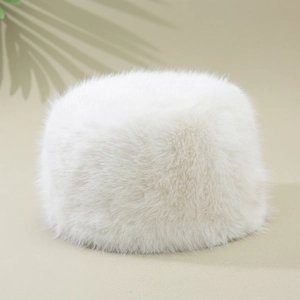 Gros plan sur un chapeau d'hiver en fausse fourrure blanche à texture douce et soyeuse