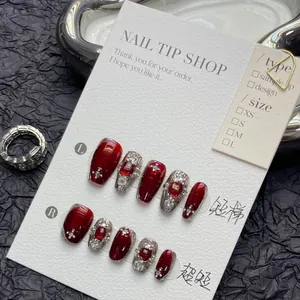 Uñas postizas hechas a mano ojo de gato rojo con relieves plateados y perlas en forma ataúd corto