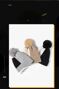 Détails du tricot et pompon doux sur des bonnets d'hiver tricolores pour femmes