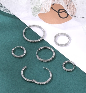 Set di sei orecchini a cerchio in acciaio inossidabile argento con dettagli in diamante