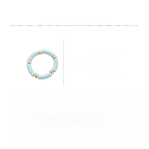 Dettaglio del bracciale di perline in acrilico azzurro con distanziatori dorati e misure