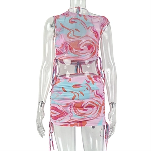 Detail von gerafftem Kordelzugrock und Crop-Top mit abstraktem buntem Fluid-Muster