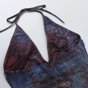 Gros plan du décolleté en V plongeant et licou avec imprimé marbré sur le tissu