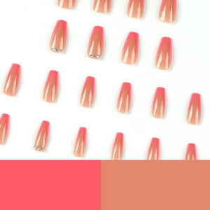 Unghie finte rosa French V-tip a forma di bara con strass scintillanti su sfondo bianco