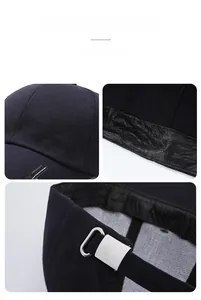 Détail de la boucle en métal réglable et du bandeau de sport sur la casquette bleue