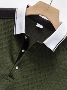 Détails du tissu gaufré et du col polo blanc sur un t-shirt vert olive chic