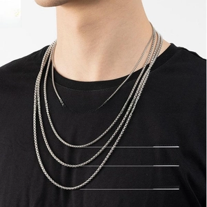 Détails des colliers en acier inoxydable 304 de 2,0 mm à 3,5 mm portés par un mannequin