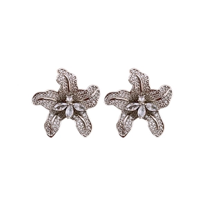 Exquisite silberne Blumenstecker mit funkelnden Zirkonia-Blütenblättern auf weißem Grund