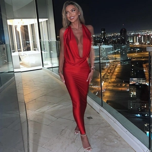 Détail d'une robe maxi dos nu en satin rouge avec décolleté en V et licou élégant