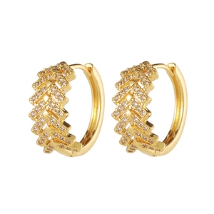 Detalle de pendientes de aro de cobre dorado con microcirconitas blancas engastadas