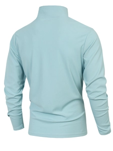 Vue arrière du polo bleu clair avec tissu gaufré et détail du col à quart de zip