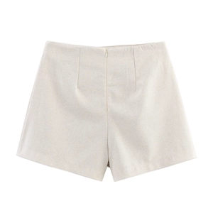 Dettaglio dei pantaloncini in lino beige a vita alta con cerniera posteriore invisibile