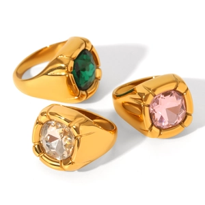Set di tre anelli in acciaio inossidabile dorato con zirconi verdi, rosa e trasparenti