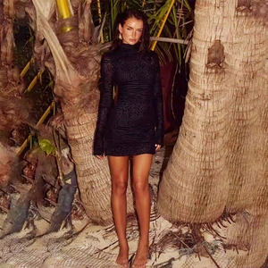Robe mini noire chic à manches longues avec texture zébrée et col haut élégant