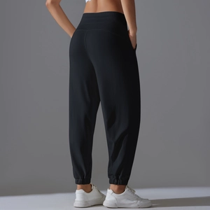 Vue arrière du pantalon de jogging noir taille haute avec chevilles élastiques et poches