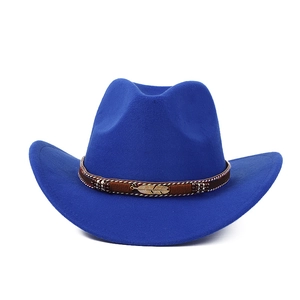 Détail du chapeau de cowboy bleu avec ruban tressé marron et boucle en plume dorée