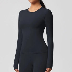 Vue latérale du haut de fitness noir mat montrant la coupe ajustée et la texture