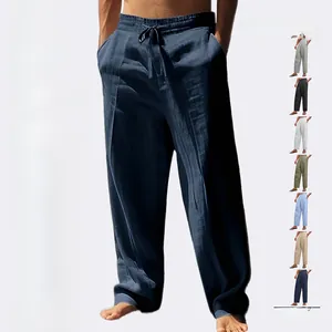 Dettaglio dei pantaloni in lino da uomo con coulisse in vita e trama del tessuto traspirante