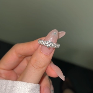 Detailed close-up of S925 sterling silver ring featuring a heart-shaped zircon stone