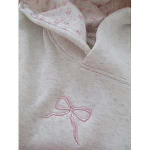 Sweat vintage en coton gris avec doublure florale et broderie noeud papillon