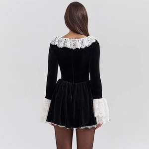 Vue de dos d'une mini-robe en velours noir avec col et poignets en dentelle blanche