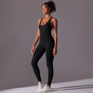 Seitenansicht des nahtlosen schwarzen Sport-Jumpsuits mit formender Passform und Matt-Effekt