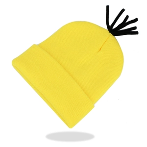 Détail du bonnet en tricot jaune avec touffes de poils noirs et texture à côtes