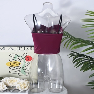Détail du caraco bordeaux ajusté avec fines bretelles et une coupe bandeau courte
