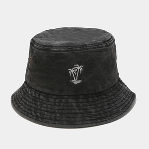 Gros plan détaillé du chapeau bob en jean noir délavé avec broderie de palmier blanc