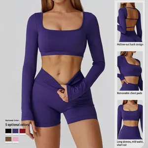 Ensemble de yoga sans couture deux pièces avec haut à manches longues et short taille haute
