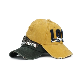 Détail des casquettes de baseball en coton délavé jaune moutarde et vert foncé brodées 1984