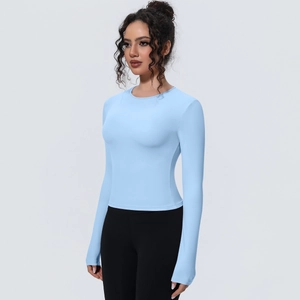 Détail du haut de yoga à manches longues bleu clair moulant en tissu respirant