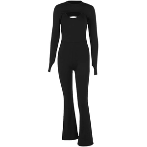 Combinaison noire sexy pour femme avec découpe sur la poitrine et bas de jambe évasé chic