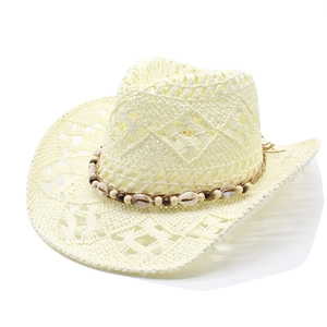 Chapeau de cowboy chic en paille crème ajourée avec coquillages pour protection solaire