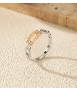 Détail de la bague en argent S925 et or avec accents scintillants de diamants pavés