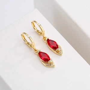 Orecchini geometrici placcati oro 18K con gemma marquise rossa e piccoli cristalli
