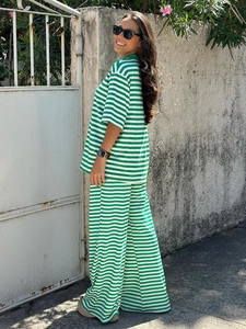 Completo due pezzi da donna a righe verdi e bianche con t-shirt e pantaloni larghi