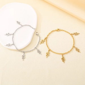 Détail de bracelets serpent en or et argent avec texture d'écailles et fermoir homard
