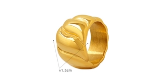 Makro-Detail des 1,5 cm breiten goldenen Rings mit Wellentextur und Politur