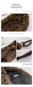Détail du sac bandoulière en fausse fourrure léopard avec anses en cuir et anneaux