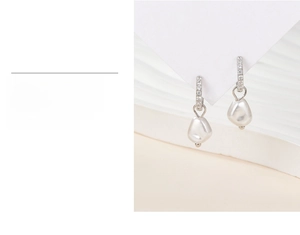 Détail d'une boucle d'oreille en argent S925 avec perle et triple plaquage d'or
