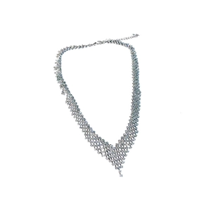 Choker élégant en strass argenté avec pendentif en V et franges scintillantes