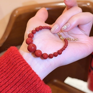 Detailansicht eines roten Achat-Perlenarmbands im Retro-Stil mit verstellbarem Goldverschluss