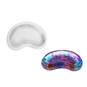 Molde de silicona en forma de riñón para resina con bandeja colorida sobre fondo blanco