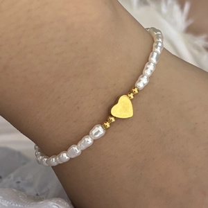 Bracciale con ciondolo a cuore placcato oro 18K e perle barocche irregolari sul polso