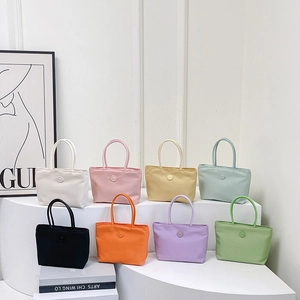 Sacs seau tendance en nylon pour femmes en huit couleurs avec détail décoratif rond