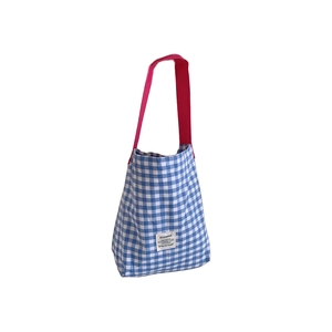 Sac fourre-tout en toile à carreaux bleu et blanc avec bandoulière rose sur fond blanc