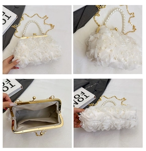 Vues détaillées du sac de soirée à fleurs 3D blanches avec perles et chaîne dorée